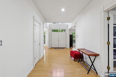 /international/us/8-pring-court-west-orange-nj-110108302348/
