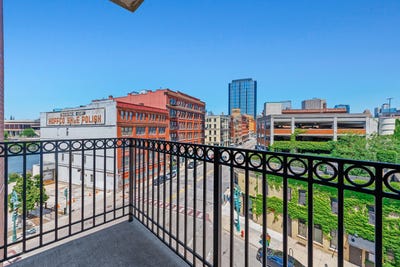 /international/us/102-n-water-st-milwaukee-wi-110109384598/