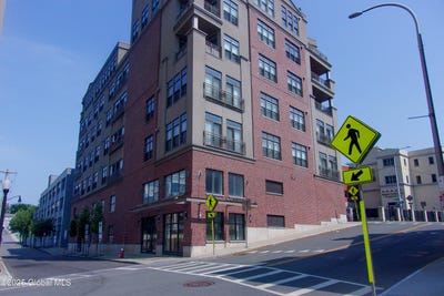 /international/us/17-chapel-street-albany-ny-110099986474/