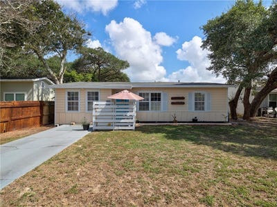 /international/us/251-s-9th-street-aransas-pass-tx-110120097893/