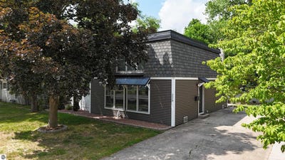 /international/us/326-john-street-clare-mi-110108722565/