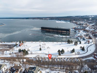 /international/us/233-n-lakeshore-boulevard-marquette-mi-110106845566/