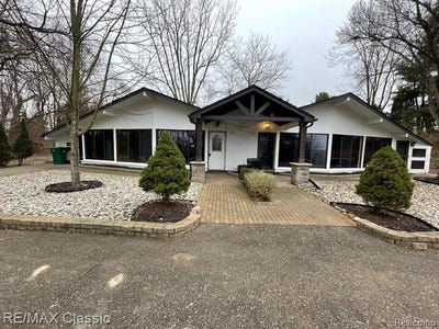 /international/us/4211-flint-road-brighton-mi-110084441760/