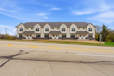 /international/us/2121-e-howard-ave-saint-francis-wi-110107574400/