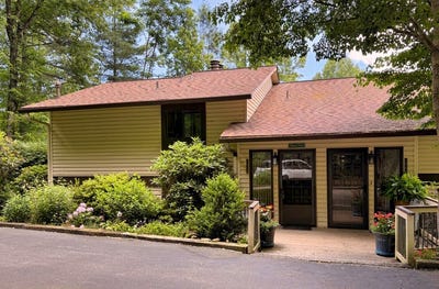 /international/us/1904-highland-mountain-club-drive-drive-highlands-nc-110100678097/