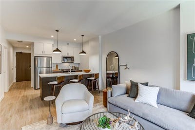 /international/us/270-hennepin-avenue-minneapolis-mn-110108358735/