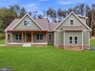 /international/us/43-spruce-lane-berkeley-springs-wv-110119766984/