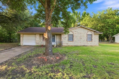 /international/us/1008-yeager-street-honey-grove-tx-110109695383/