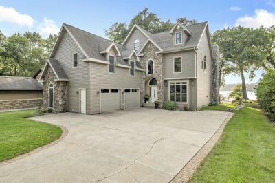 /international/us/17227-lakewood-drive-spirit-lake-ia-110100998370/