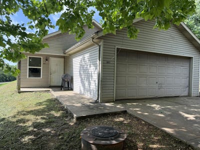 /international/us/1011-valley-road-merriam-woods-mo-110108680008/