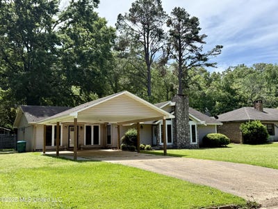 /international/us/649-old-hickory-road-grenada-ms-110105640628/