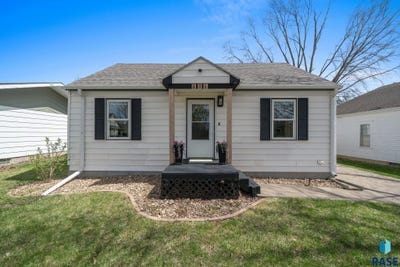 /international/us/606-s-3rd-st-beresford-sd-110107336205/