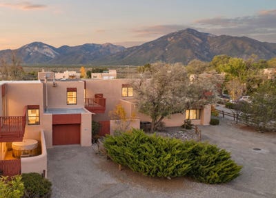 /international/us/10-comanche-court-el-prado-nm-110120646742/