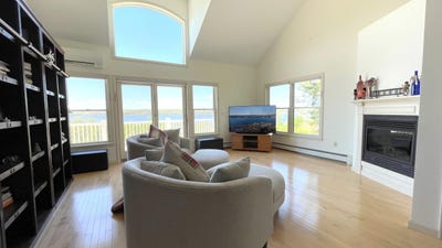 /international/us/44-harbor-view-drive-stockton-springs-me-110108446400/