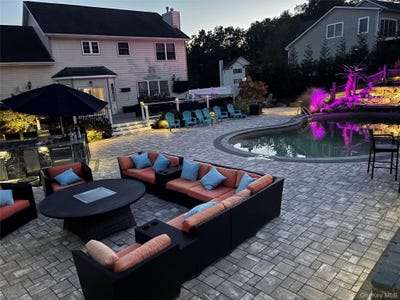 /international/us/18-coach-house-court-new-windsor-ny-110106620378/