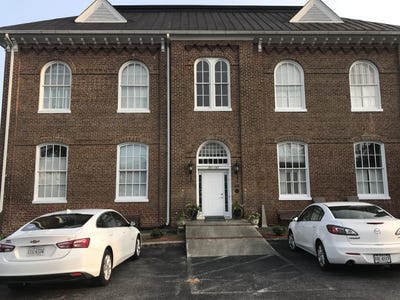 /international/us/135-academy-st-salem-va-110108696382/