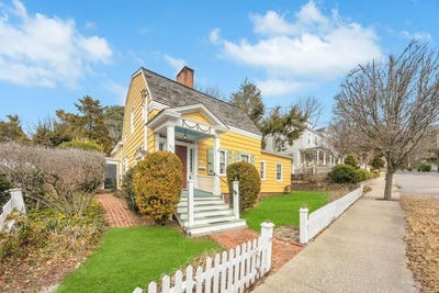/international/us/201-e-broadway-port-jefferson-ny-110100806177/