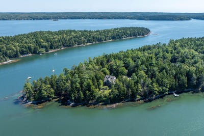 /international/us/93-governors-point-road-harpswell-me-110100834249/
