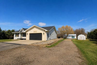 /international/us/2710-nw-68th-st-minot-nd-110107614372/