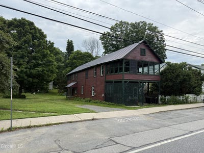 /international/us/18-main-street-lake-luzerne-ny-110109198376/
