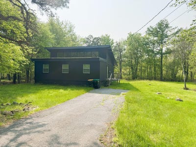 /international/us/135-cedar-drive-long-pond-pa-110100396856/