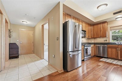 /international/us/2201-village-lane-bloomington-mn-110108223653/