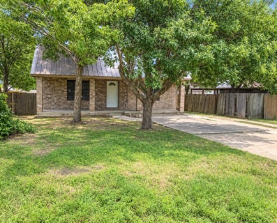 /international/us/1017-w-3rd-street-taylor-tx-110120451099/