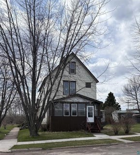 /international/us/301-8th-st-two-harbors-mn-110107039933/