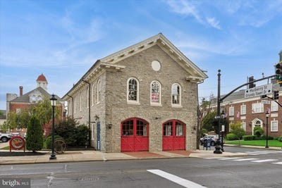 /international/us/300-pond-st-bristol-pa-110102030640/