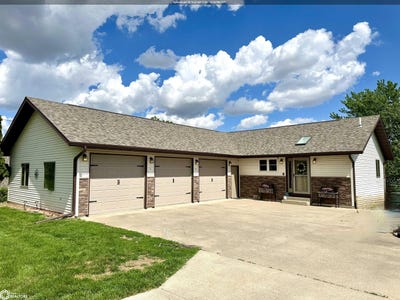 /international/us/5030-n-lakeshore-drive-brooklyn-ia-110099190142/