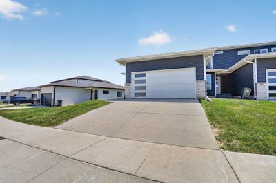 /international/us/1204-loren-drive-cedar-falls-ia-110108342175/