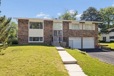 /international/us/7025-roberts-drive-woodridge-il-110108506705/