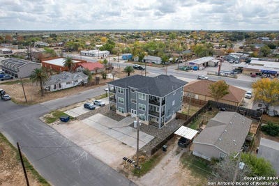 /international/us/1200-w-houston-carrizo-springs-tx-110096570525/