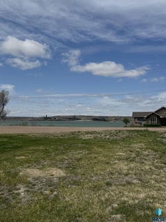 /international/us/407-s-river-st-chamberlain-sd-110107382521/