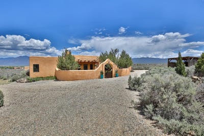 /international/us/65-las-tusas-ranchos-de-taos-nm-110108472717/