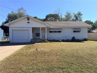 /international/us/915-s-elm-street-siloam-springs-ar-110110404616/