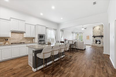 /international/us/215-equestrian-road-hickory-creek-tx-110107718607/