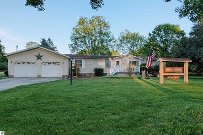 /international/us/620-n-lincoln-stanton-mi-110108724977/