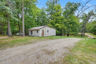 /international/us/8253-1-2-e-62nd-street-newaygo-mi-110110276065/