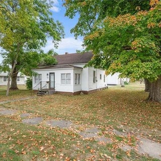 /international/us/221-s-ohio-street-chrisman-il-110105978393/