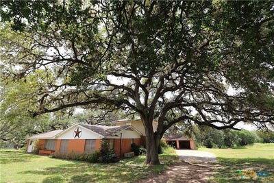 /international/us/229-e-fannin-street-goliad-tx-110109789583/