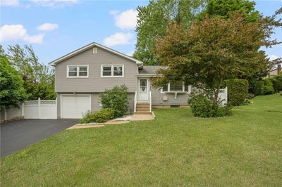 /international/us/34-grandview-drive-west-warwick-ri-110108353154/