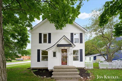 /international/us/523-elm-street-se-lowell-mi-110109009206/