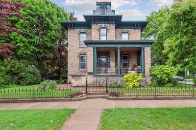 /international/us/126-e-washington-street-stoughton-wi-110097786859/