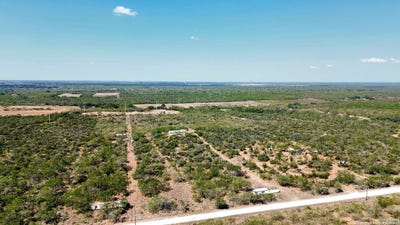 /international/us/7365-leal-rd-pleasanton-tx-110102714583/