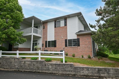 /international/us/w241n2533-e-parkway-meadows-cir-pewaukee-wi-110108747219/