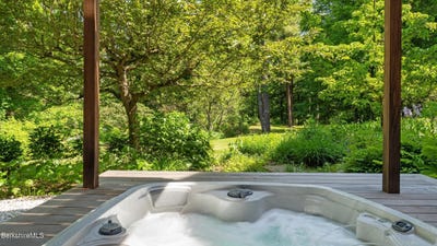 /international/us/173-hillsdale-rd-egremont-ma-110105284214/