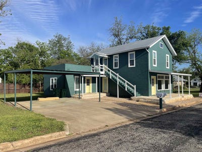 /international/us/1005-bayley-llano-tx-110107483559/