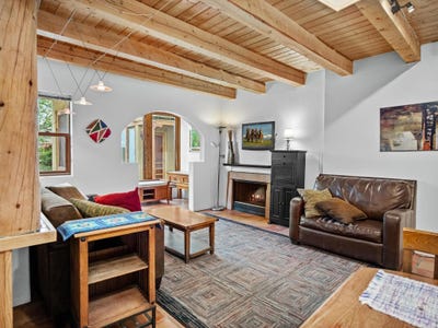 /international/us/114-las-cruces-rd-unit-d-taos-nm-110108356157/