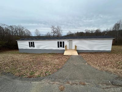 /international/us/5334-smith-mountain-lake-parkway-huddleston-va-110106846967/